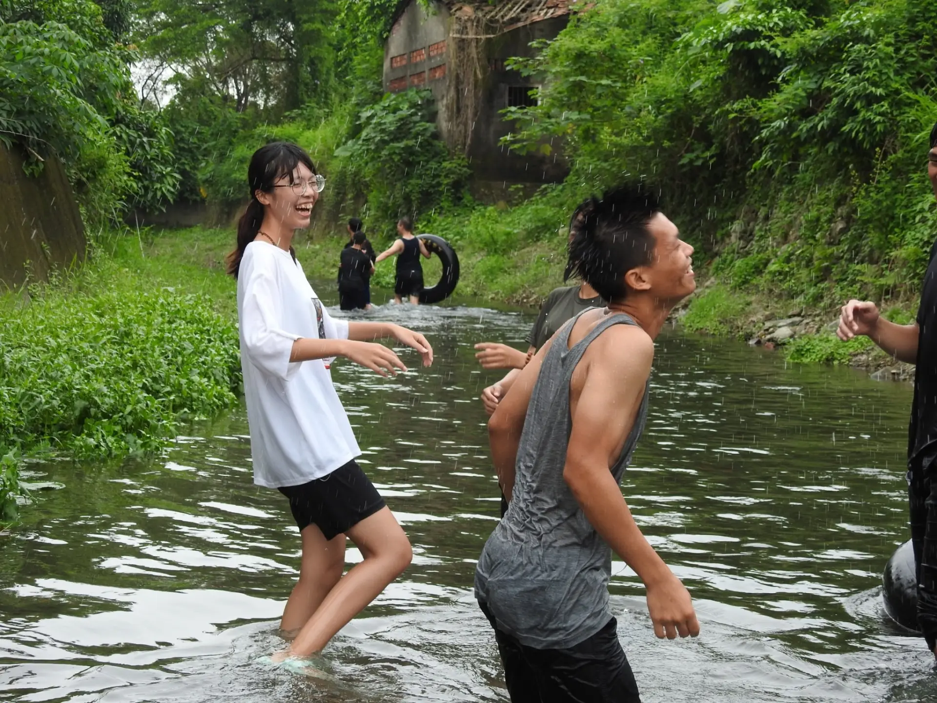 遊客走訪五溝水湧泉秘境，感受客庄文化與自然生態交織的獨特風貌。資料照，翻攝自五溝水守護工作站臉書
