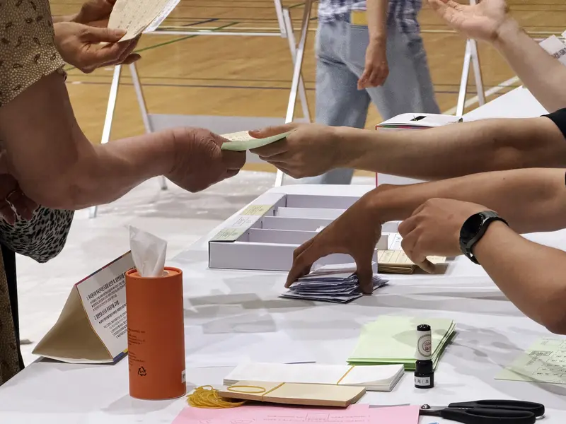 韓國地方選舉3日登場，傳出首爾有部分選區發生選票不足的狀況，導致投票一度中斷，過了截止時間仍有選民未完成投票。圖為首爾某處投票所發放選票。中央社