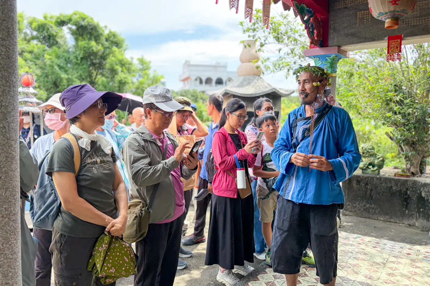 鄧富雄帶領團員用客語敬拜伯公。高雄客基會提供
