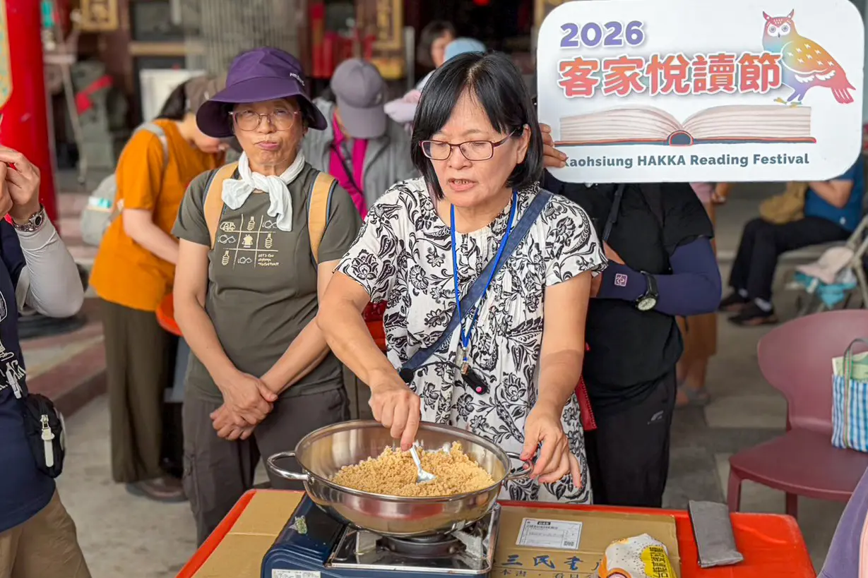 團員在宣化堂前製作與品嚐來自那瑪夏微酸帶甜的紅肉李果醬。高雄客基會提供