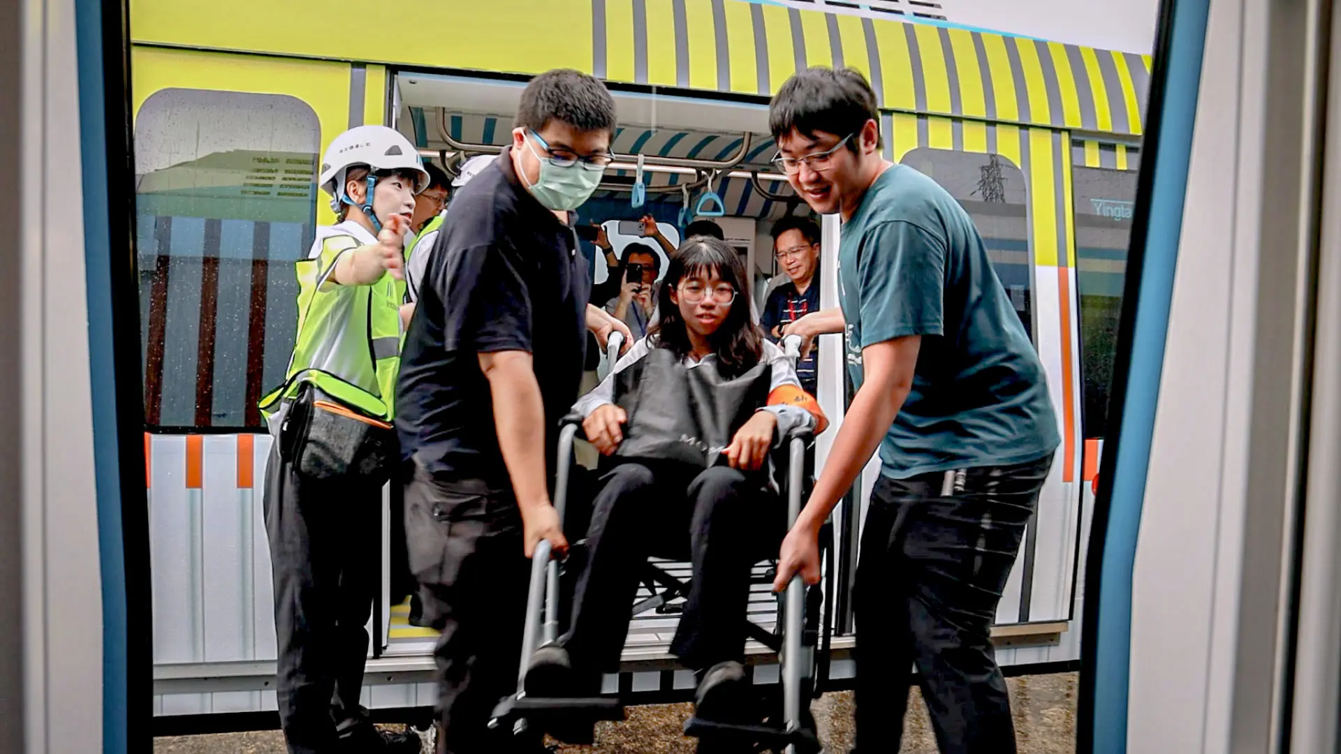 新北捷運公司運務人員模擬「列車無法行駛，乘客受傷需緊急救援」情境。新北市政府提供