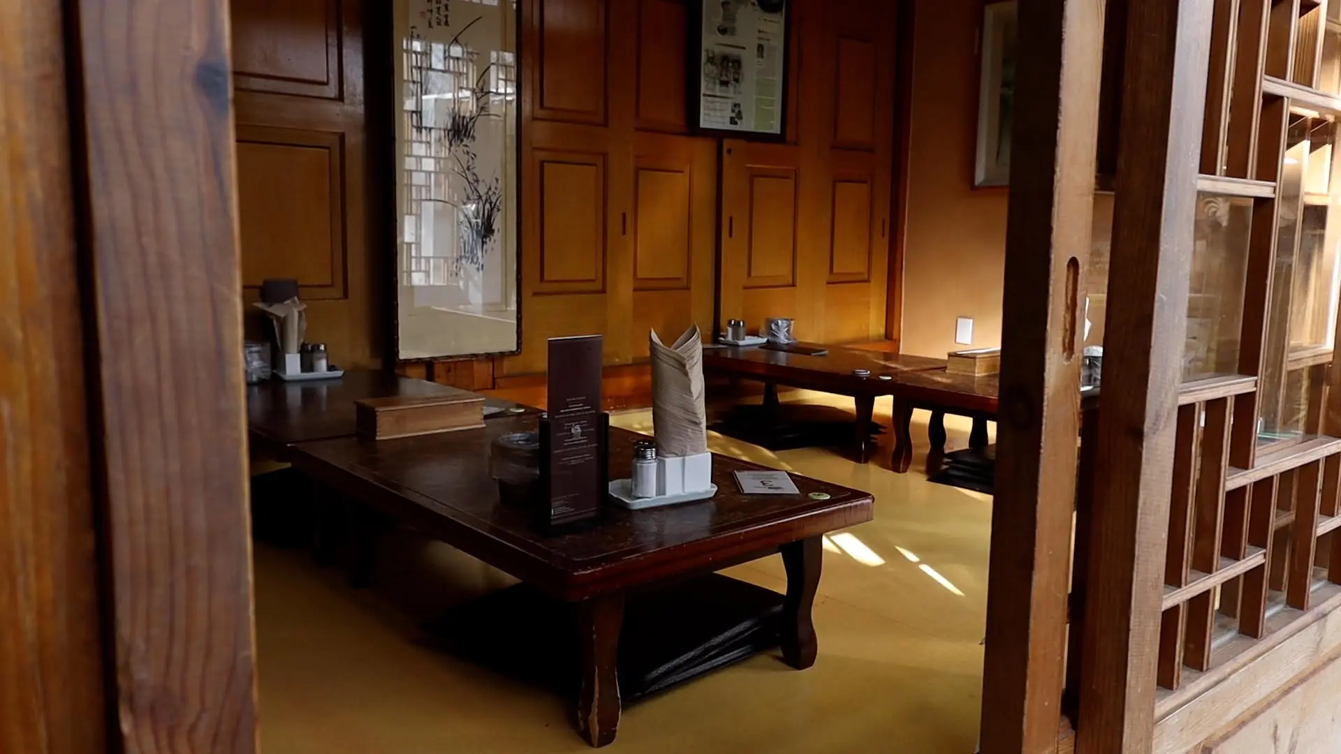 景福宮附近的超知名蔘雞湯專賣店，改建數座古老韓屋，店內氣氛古色古香，用餐時間來通常大排長龍。翻攝自土俗村 蔘鷄湯臉書
