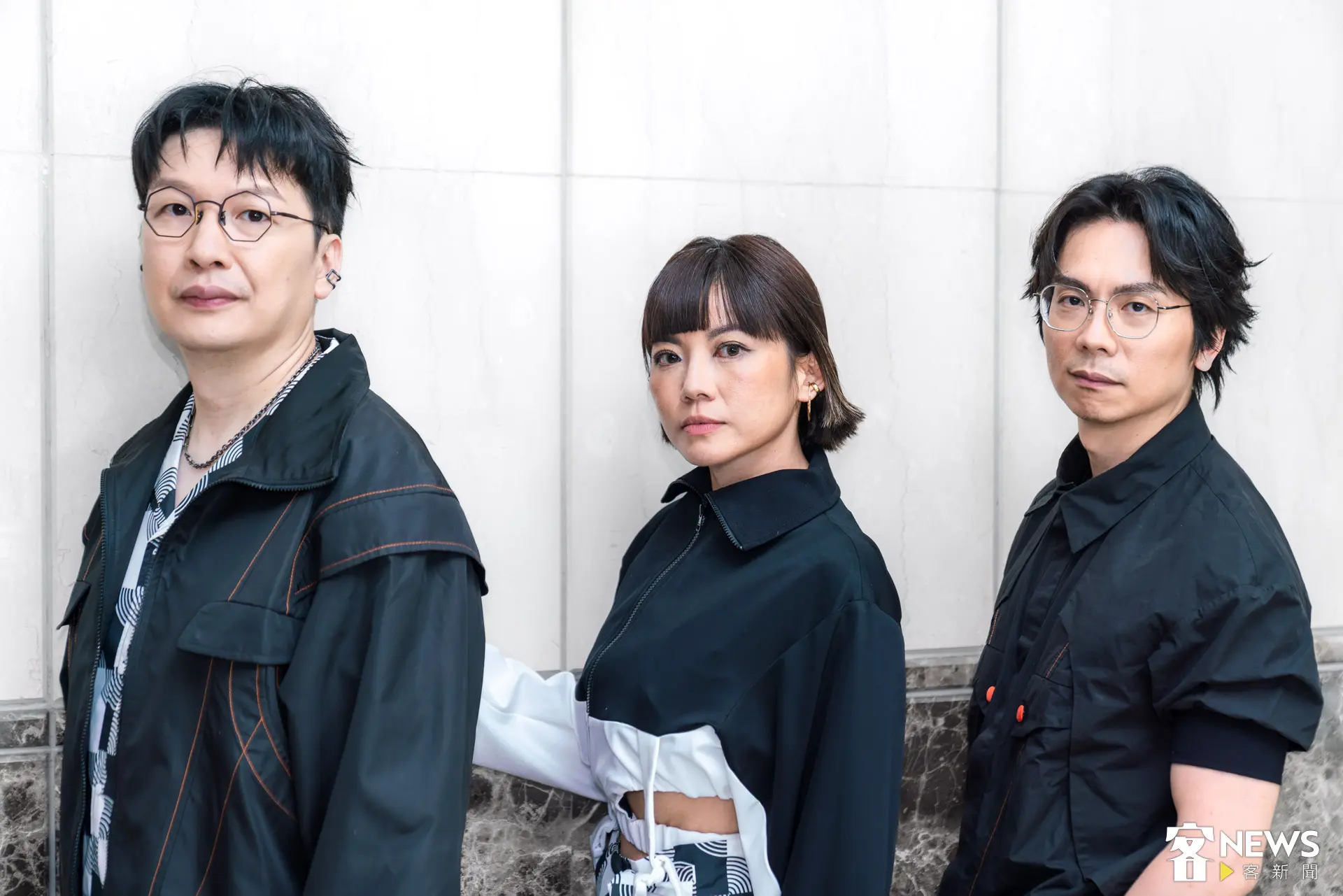 專輯名稱藏著耐人尋味的答案,「上、下、回、去」簡單易讀好寫,卻是日常生活裡充滿方向感與行動的字詞。朱愷元攝