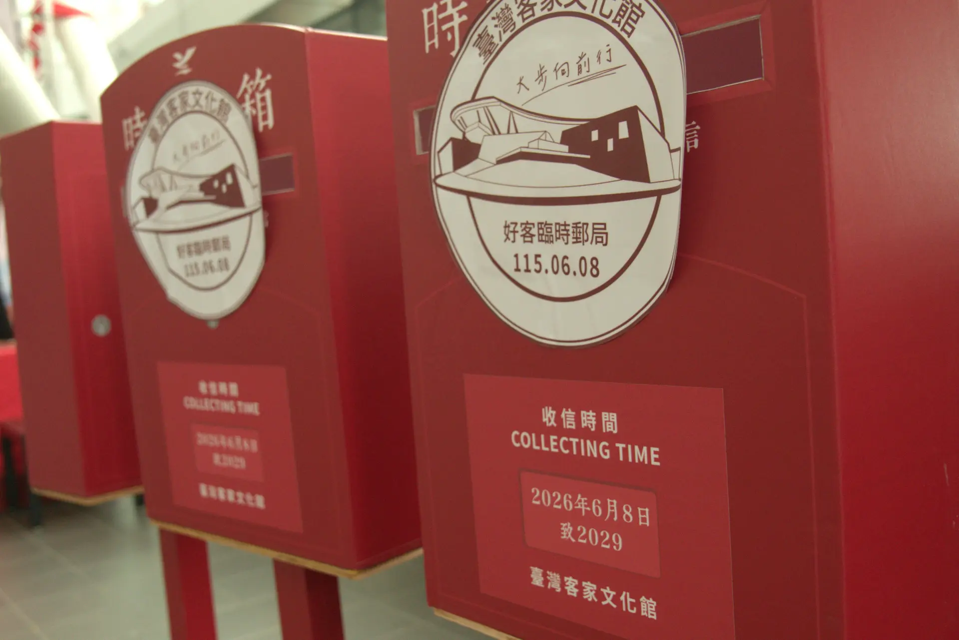 畢業生寫下新的希望及夢想，投入時光信箱。廖文琪攝