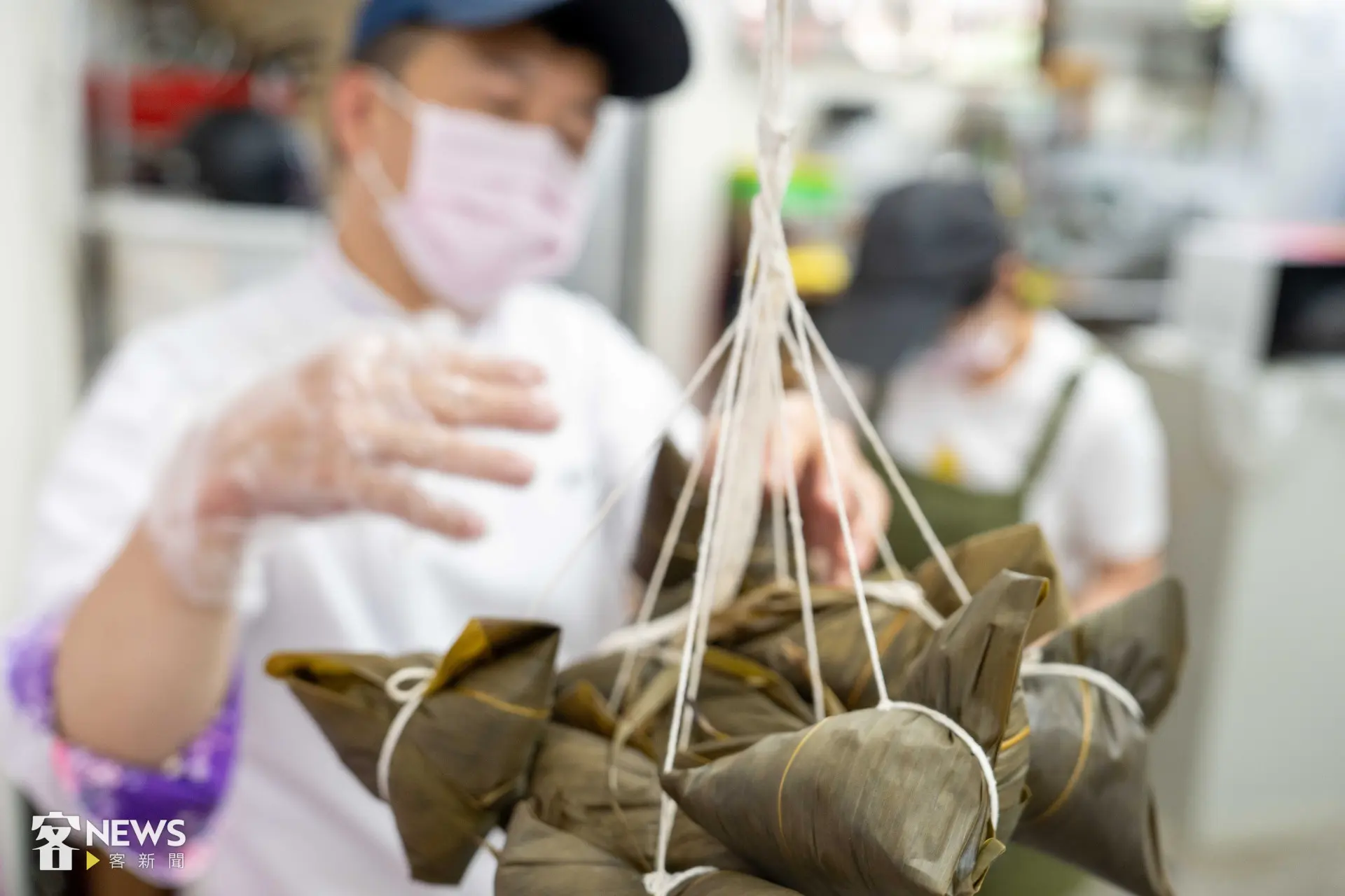 邱寶郎認為，只要原料新鮮，不必很複雜也能包出口味均勻、香氣迷人的北部粽。李台源攝