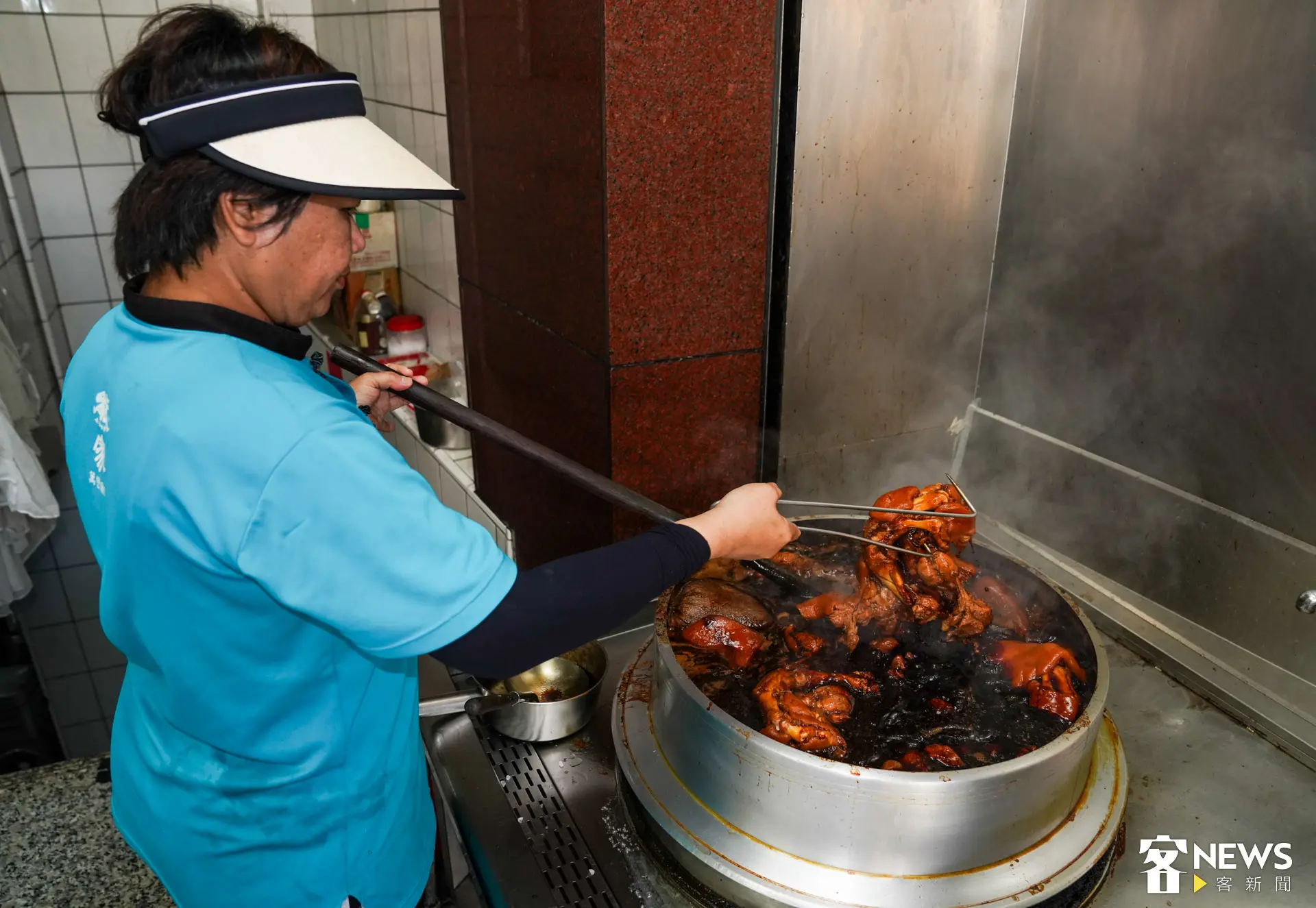 店家以秘製中藥滷汁燉煮豬腳，並用來拌炒糯米，讓米飯吸飽香氣。朱愷元攝