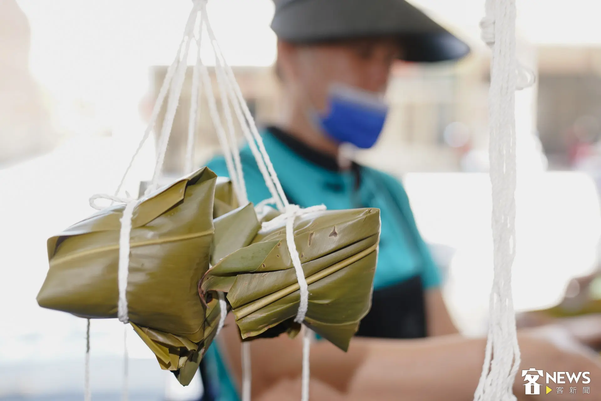 店家堅持使用月桃葉包粽，清新香氣為肉粽增添獨特風味。朱愷元攝