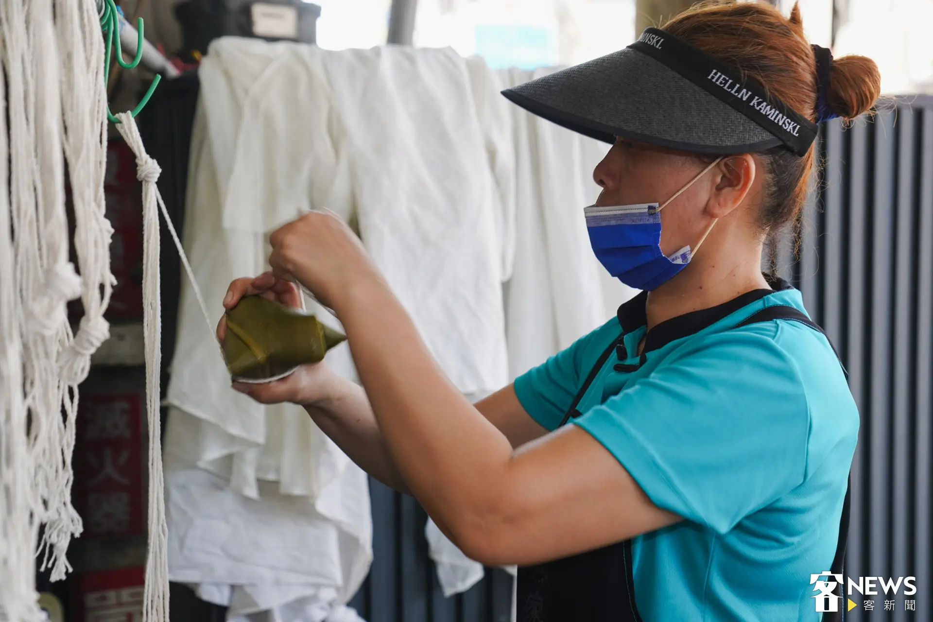 店內員工包粽技巧也十分高超，每一顆包得飽滿紮實。朱愷元攝