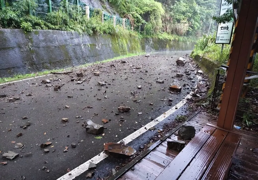 苗栗縣泰安鄉象鼻村大安道吊橋路段,9日上午因大雨出現落石,雙向交通一度受阻。(象鼻村長楊惠福提供)中央社
