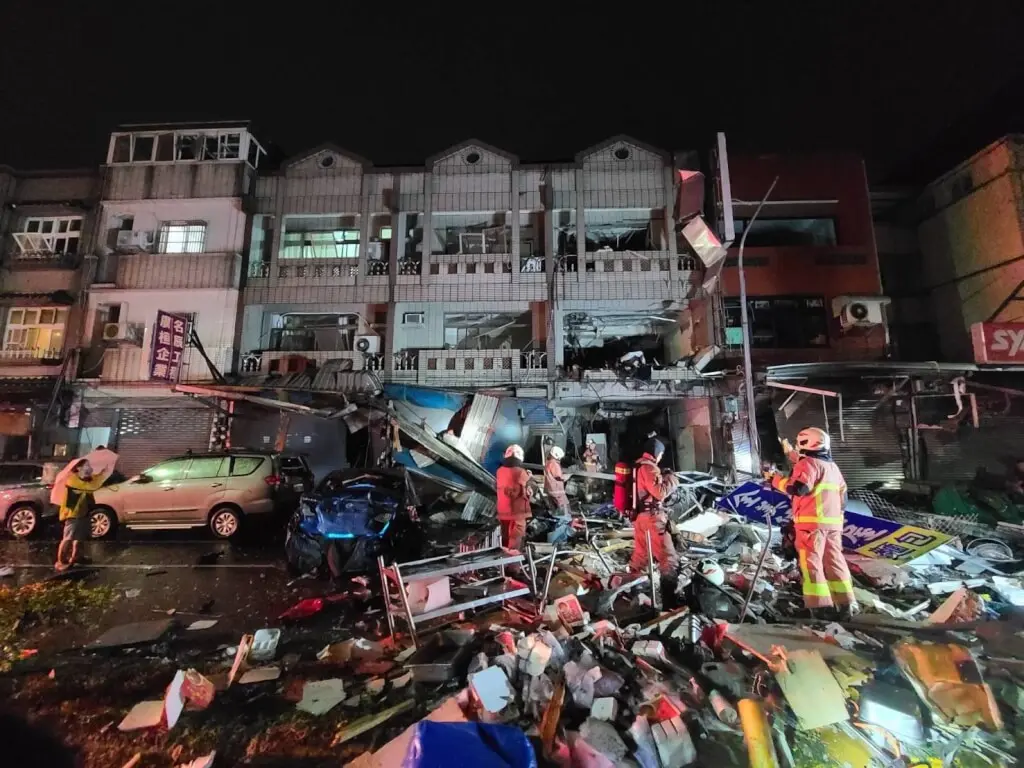 竹市高翠路發生住宅氣爆事件，警消獲報後前往救援，2名市民呈現到院前心肺功能停止，經送醫搶救後宣告不治。新竹市消防局提供