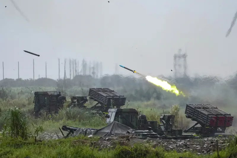 陸軍十軍團9日進行重砲射擊，雷霆2000多管火箭系統發射時，其中1枚MK15訓練彈雖發射時從彈箱射出，但後續第二段火藥發火異常，發射後約400公尺墜地。中央社