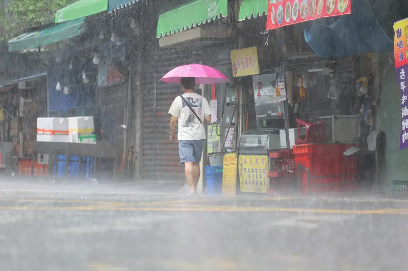 豪大雨特報,全台各地雨勢不斷,許多鄉鎮停止上班上課。中央社