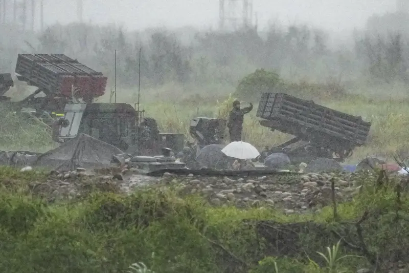 陸軍第十軍團9日在台中大甲溪出海口周邊實施重砲射擊暨新式武器換裝驗證射擊訓練，因天候不佳，射擊時程多次延後，軍方與中科院人員冒雨於雷霆2000多管火箭系統陣地進行檢整。<br />中央社