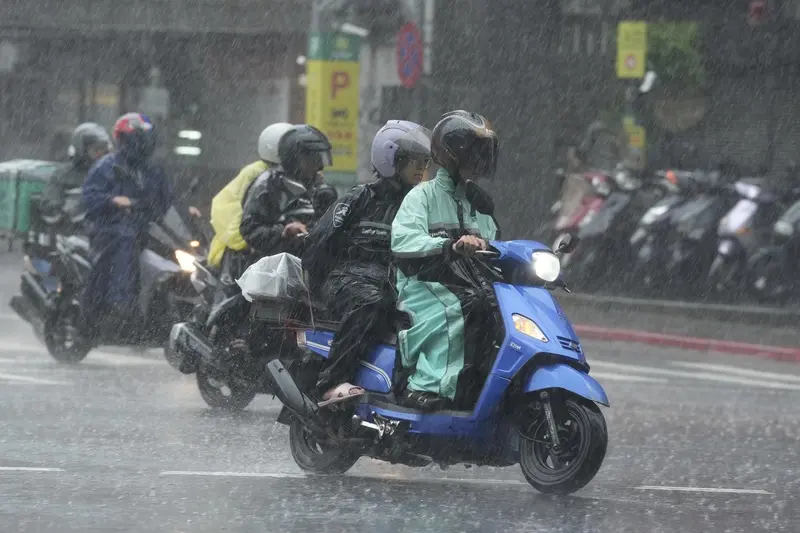 全台21個鄉鎮因連續豪大雨停止上班上課。中央社