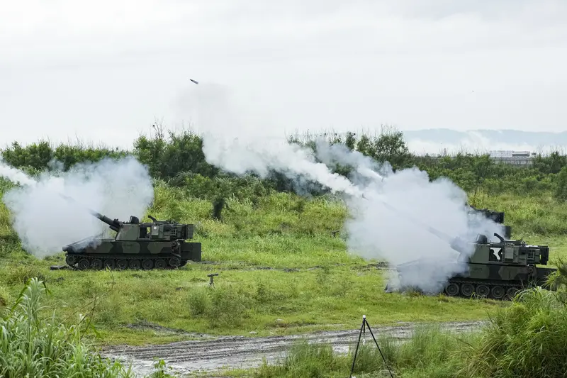 陸軍第十軍團9日在台中大甲溪出海口周邊實施重砲射擊暨新式武器換裝驗證射擊訓練，M109A2自走砲發射砲彈，煙霧瀰漫陣地。<br />中央社