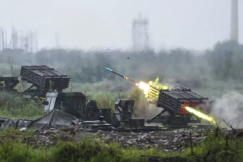 陸軍第十軍團9日在台中大甲溪出海口周邊實施重砲射擊暨新式武器換裝驗證射擊訓練，雷霆2000多管火箭系統發射火箭彈，場面震撼。中央社