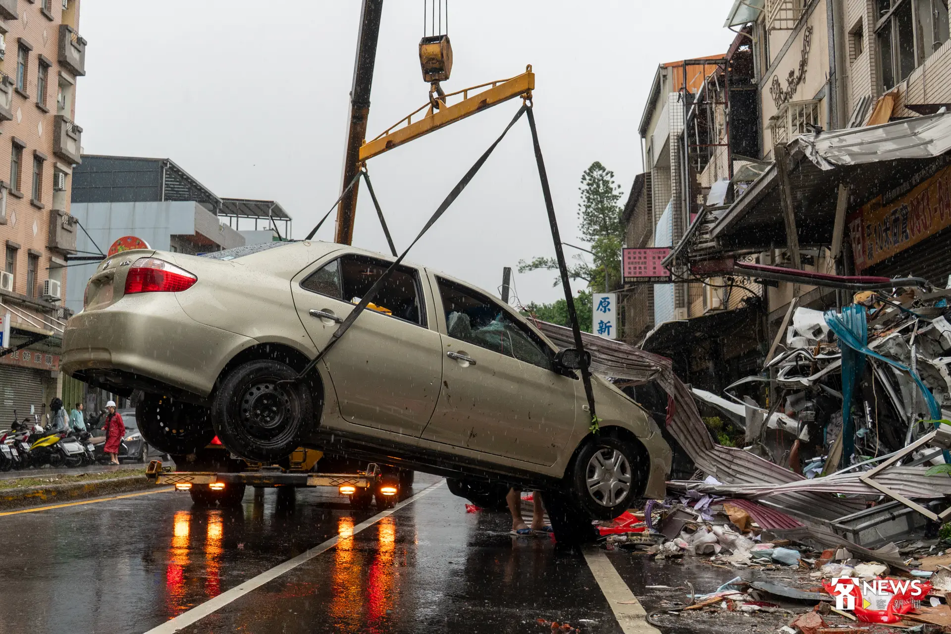 新竹市高翠路今天凌晨發生驚天氣爆，汽車被壓成廢鐵。洪藝晅攝