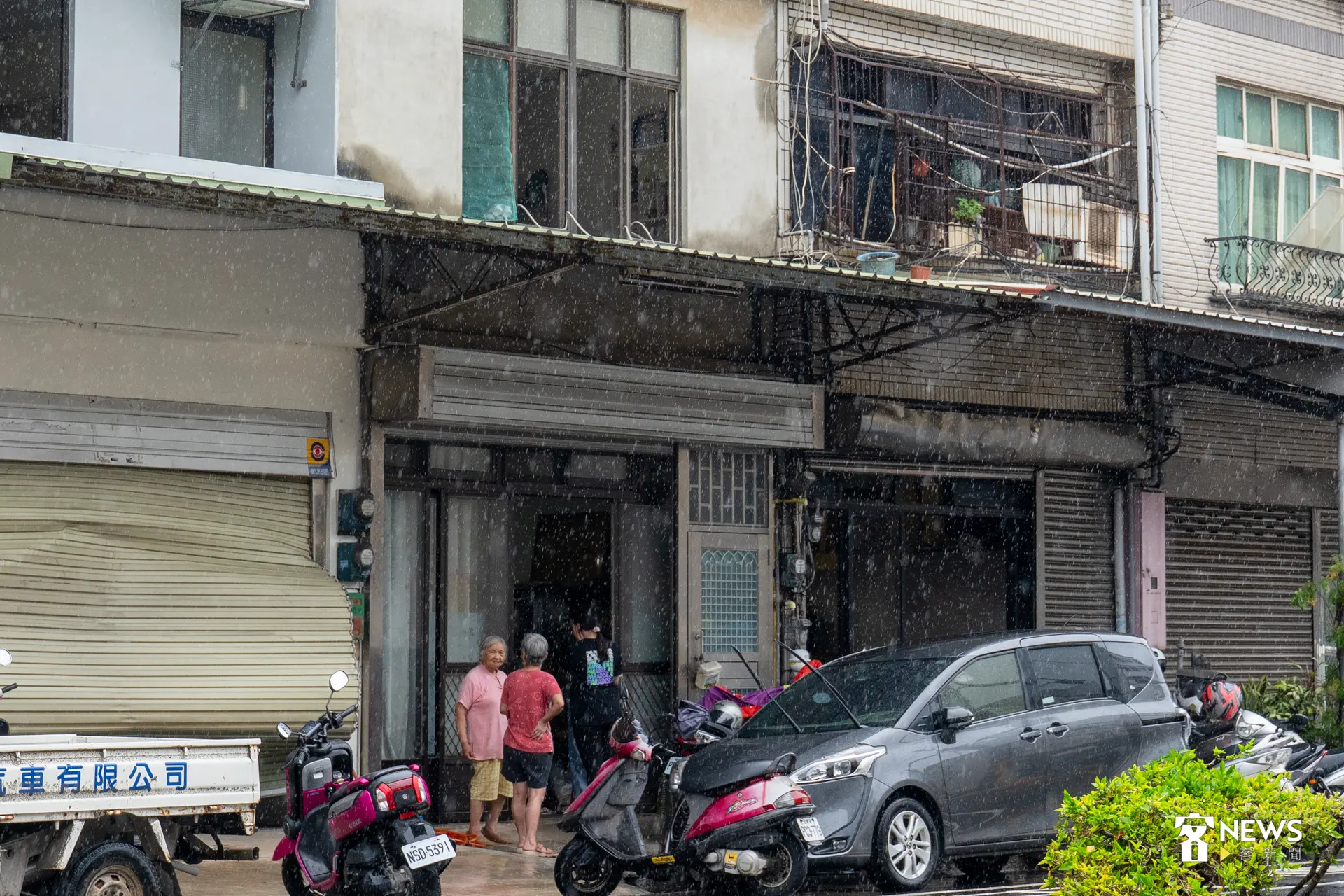 位於便當店對面五棟距離的居民指出，氣爆當下以為是地震。洪藝晅攝