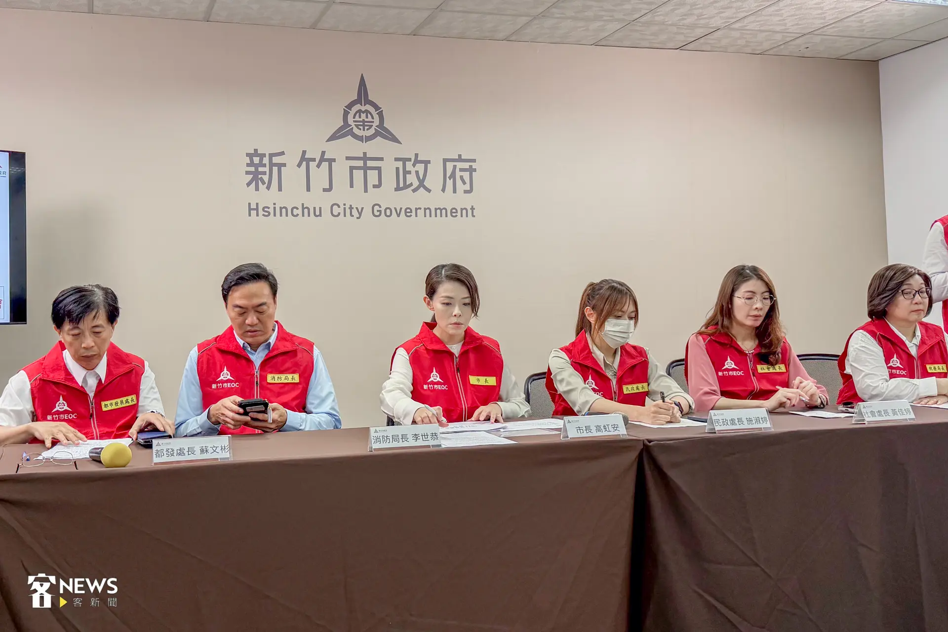 高虹安與市府團隊在今天下午召開有關高翠路氣爆說明記者會。洪藝晅攝