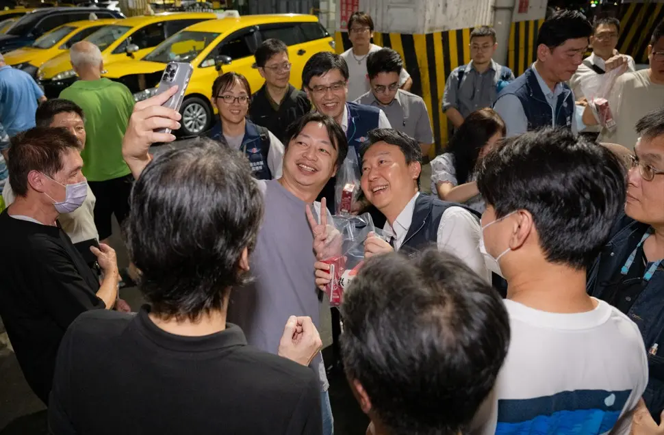 交通部長陳世凱與計程車駕駛朋友自拍留念，現場互動熱絡。交通部提供