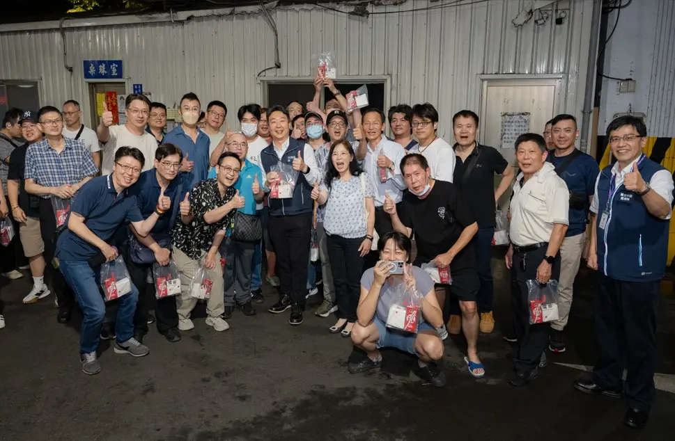 交通部長陳世凱與計程車駕駛朋友合影，感謝駕駛長期投入公共運輸服務。交通部提供