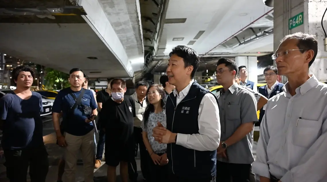 交通部長陳世凱向計程車駕駛宣布油價補助加碼政策，最高補助額度提高至新台幣1萬5000元。交通部提供