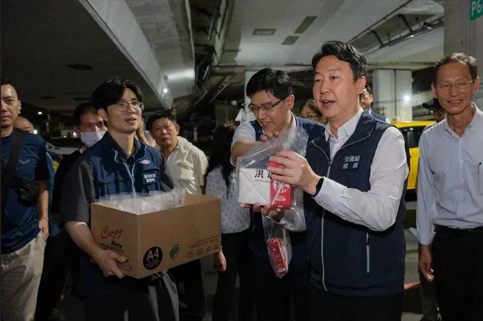 交通部長陳世凱前往建國計程車服務站慰勉駕駛朋友，並發放宵夜表達關心與支持。交通部提供