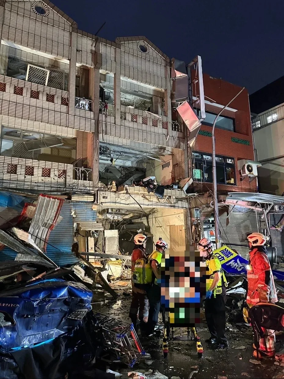 建物被炸出大洞，更波及左右兩旁相連的住宅，房屋結構整個遭到破壞。新竹市消防局提供