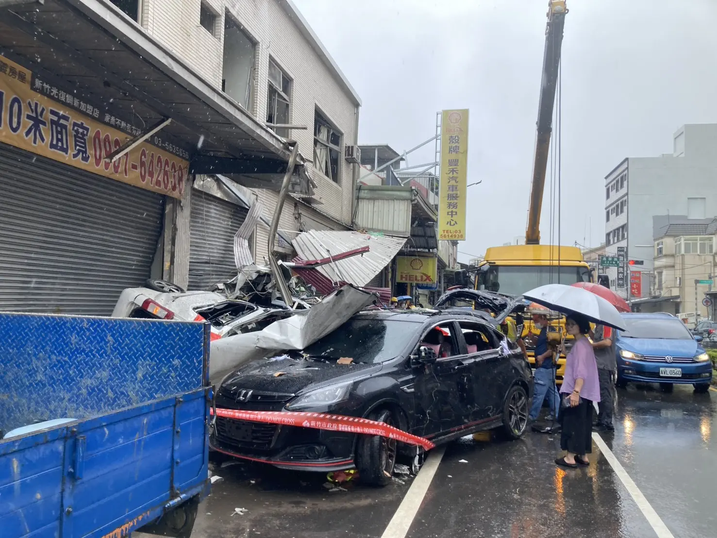 新竹市高翠路今天凌晨發生驚天氣爆，汽車被壓成廢鐵。廖文琪攝