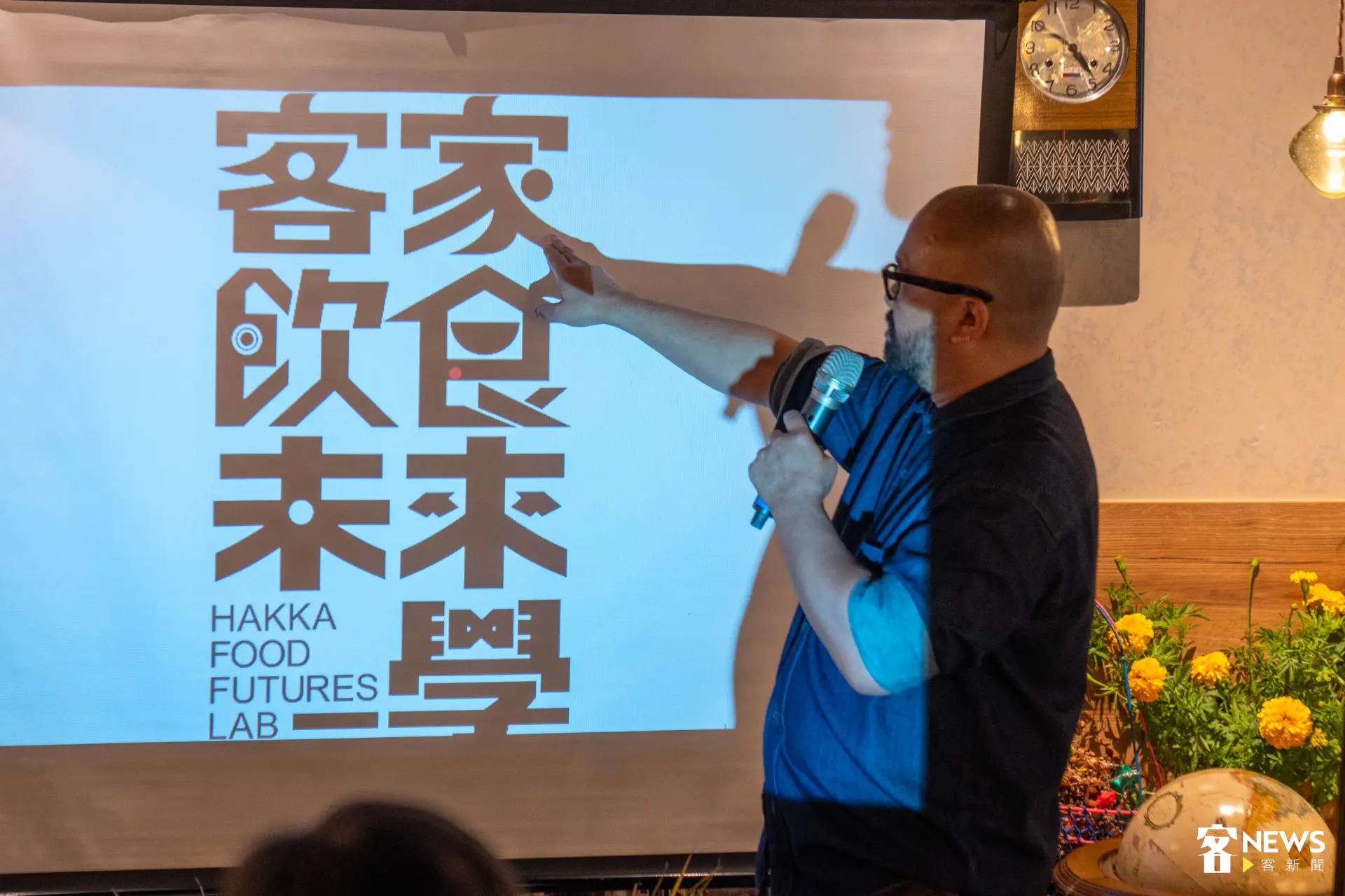 「Monsoon季風」主廚Phil分享本計畫「客家飲食未來學」主視覺的字體設計巧思，如將家的屋頂、餐桌飯碗都融入設計成「食」字樣。范修語攝