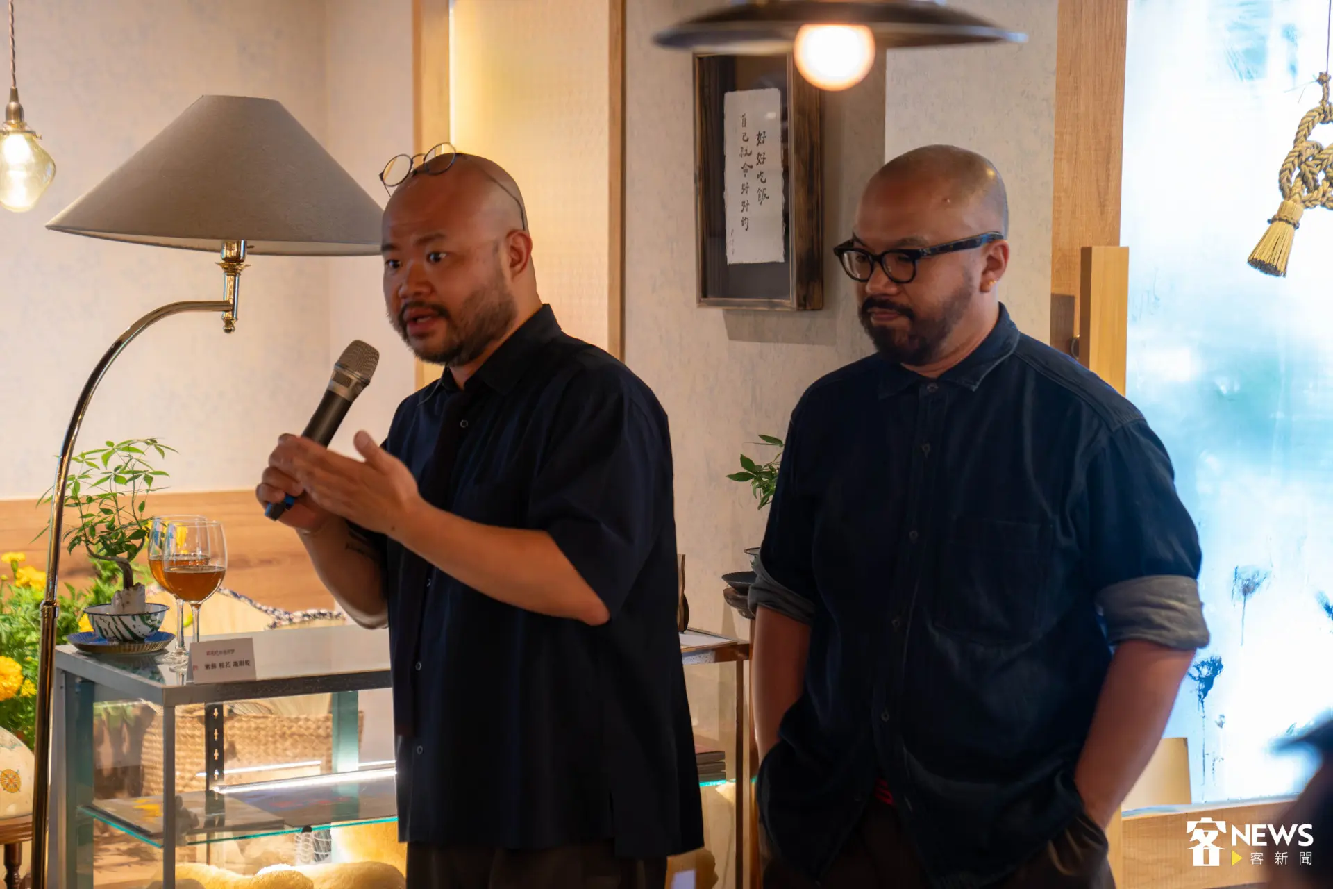 廖永勛（左）與韓秀光（右）介紹。客家飲食未來學計畫。范修語攝