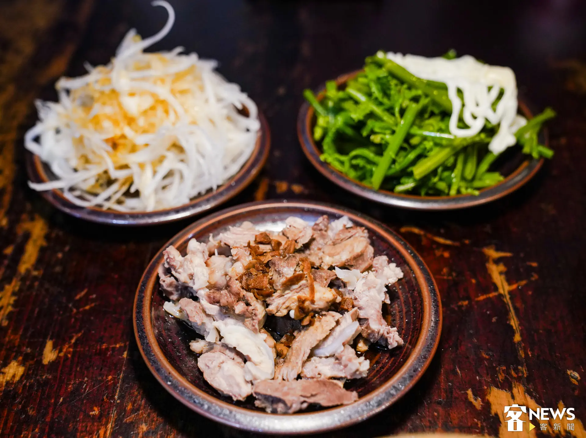 招牌的大骨肉、粉腸、豬頭皮等內臟類全堅持水煮。朱愷元攝