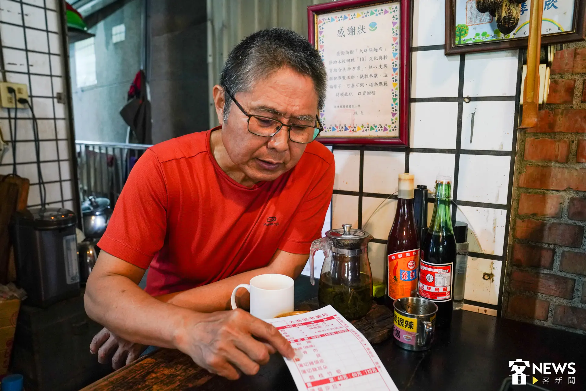 老闆温世和盼透過一碗柴燒麵，讓更多人認識大路關、走進大路關。朱愷元攝