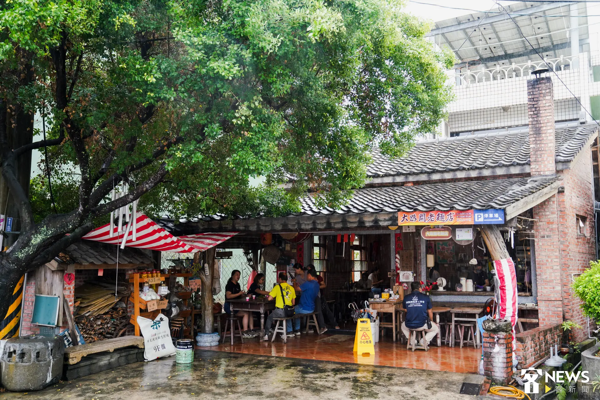 屏東高樹鄉以傳統柴燒煮麵聞名的美食地標「大路關老麵店」。朱愷元攝