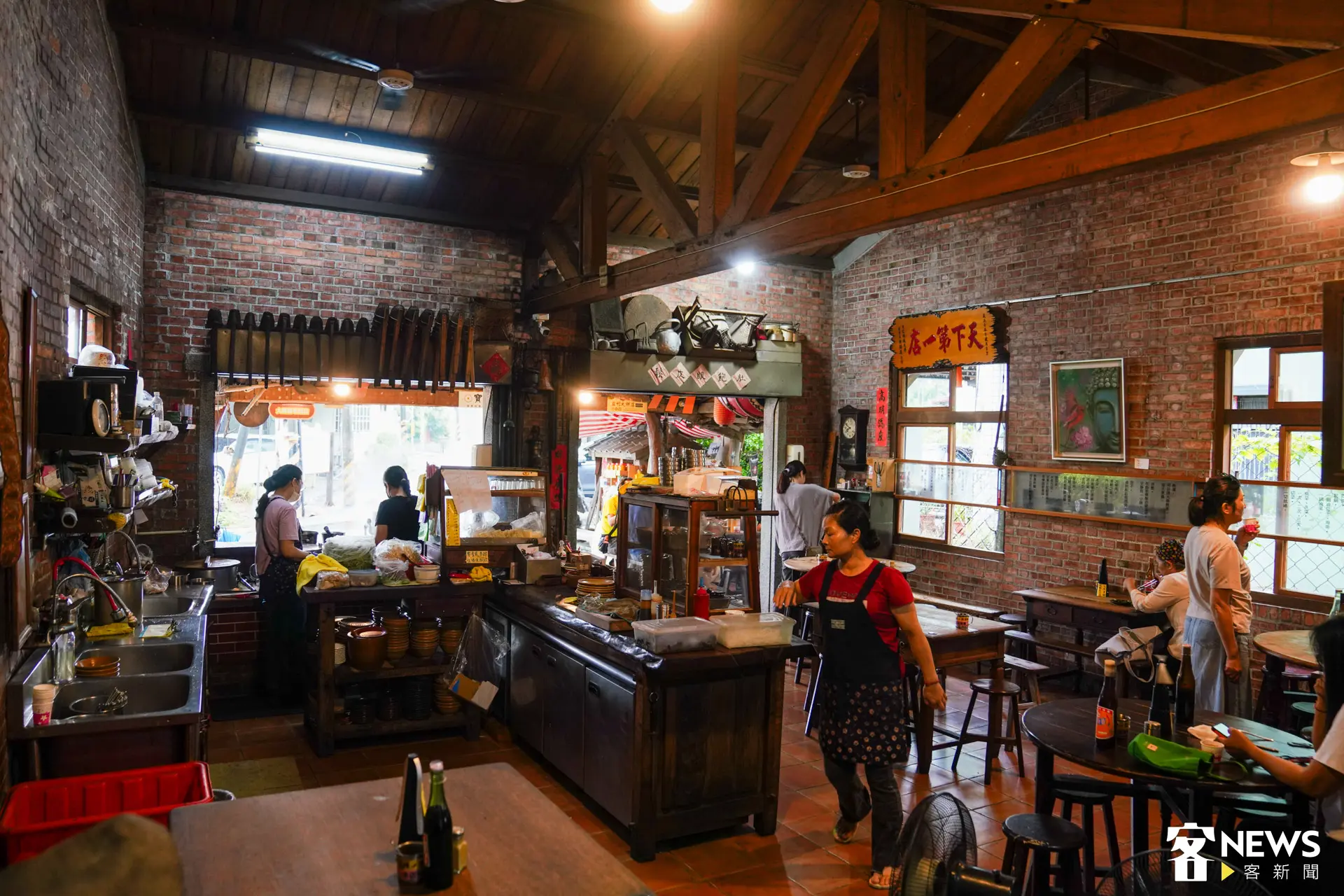 走進店內，紅磚牆、木桌椅、斑駁牆面與開放式柴燒廚房映入眼簾，空氣中瀰漫著淡淡柴火香氣。朱愷元攝