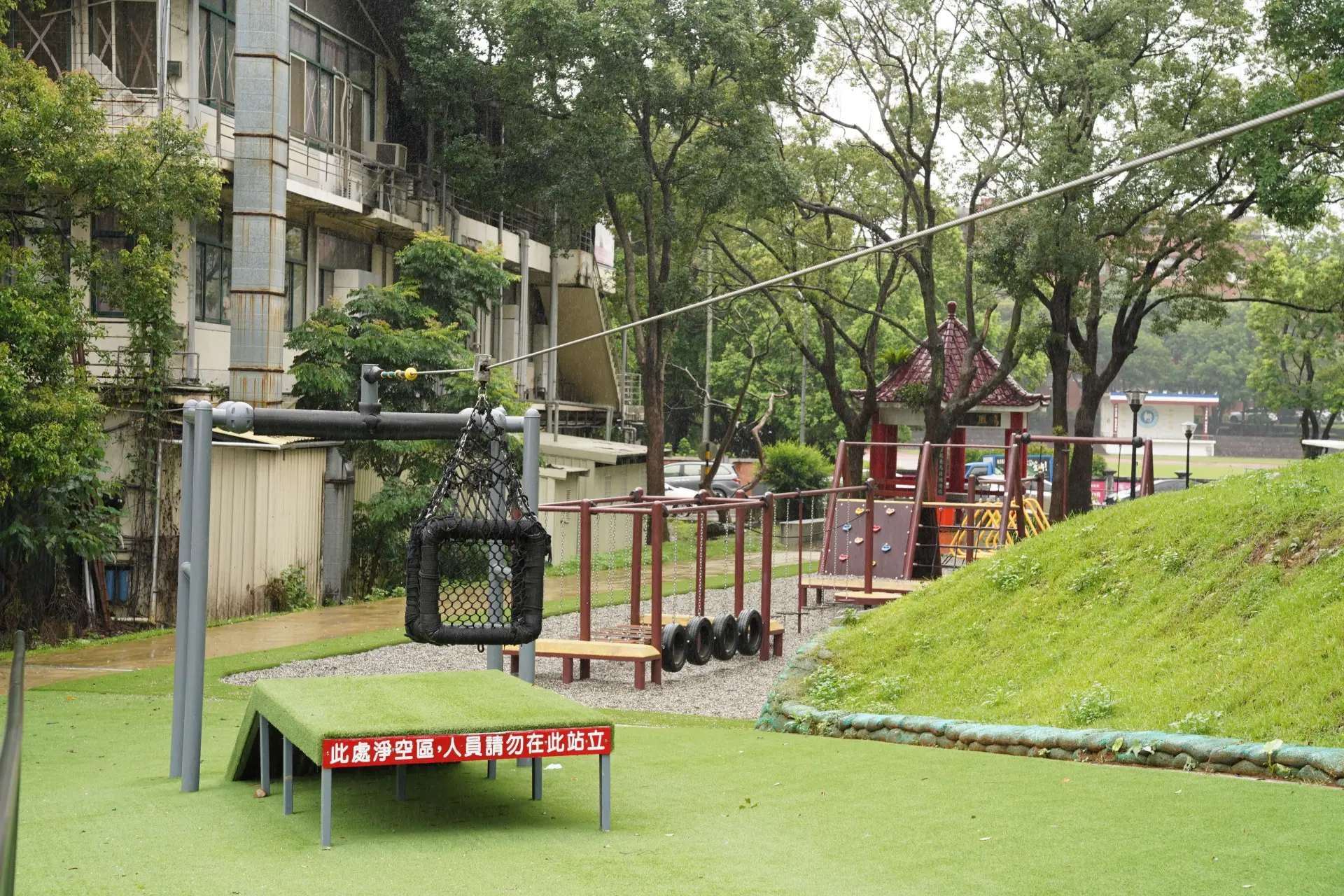 關西鎮鳴鳳公園有許多特別的遊憩設施,適合家長帶親子去放電。新竹縣府提供