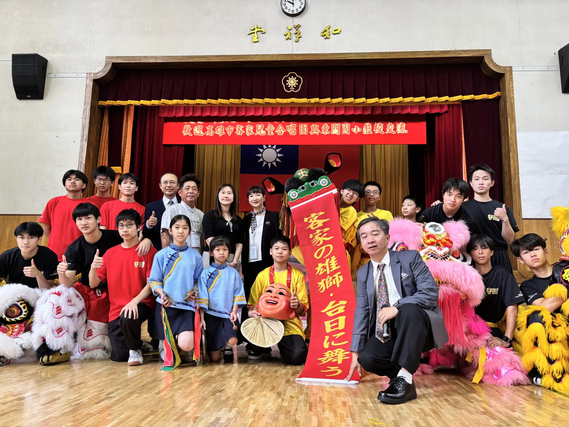 高雄客家兒童合唱團赴日與東京中華學校見習交流,還帶傳統客家方口獅與東京中華學校的東華獅隊同台交流。高市客委會提供