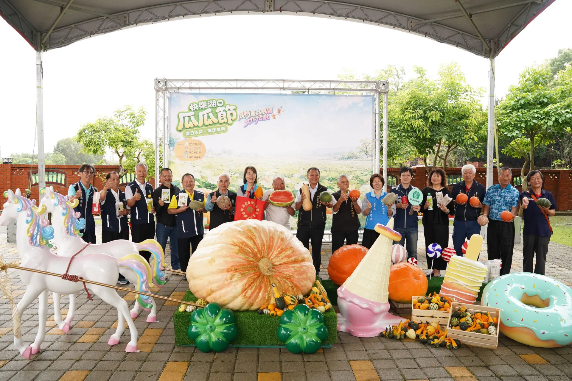 巨型南瓜打造夢幻南瓜馬車造型，成為湖口瓜瓜節最吸睛的拍照亮點。竹縣府提供