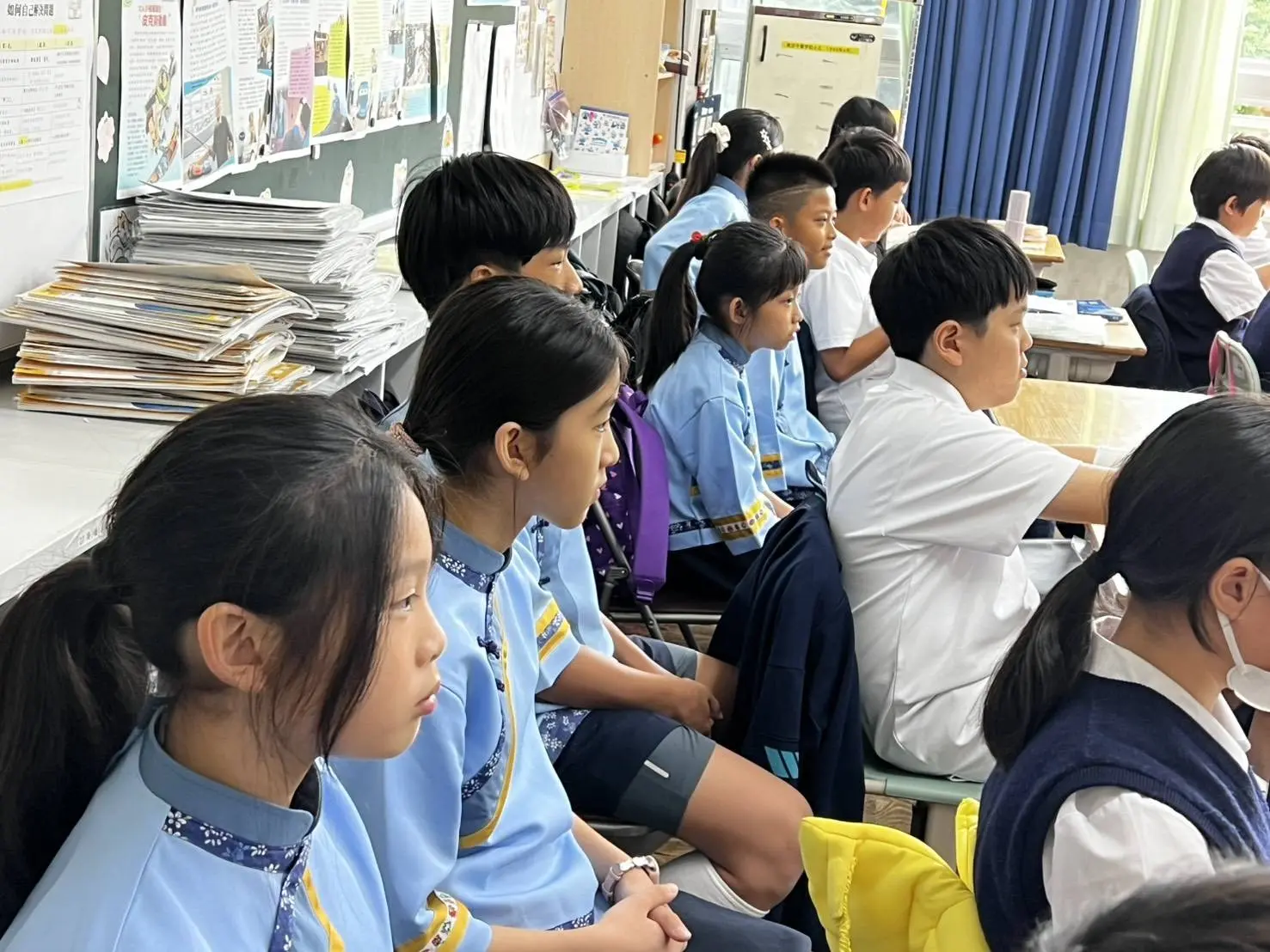 客家合唱團孩子入班上課與中華學校孩子一起學習,彼此還比拼魔術方塊。高市客委會提供