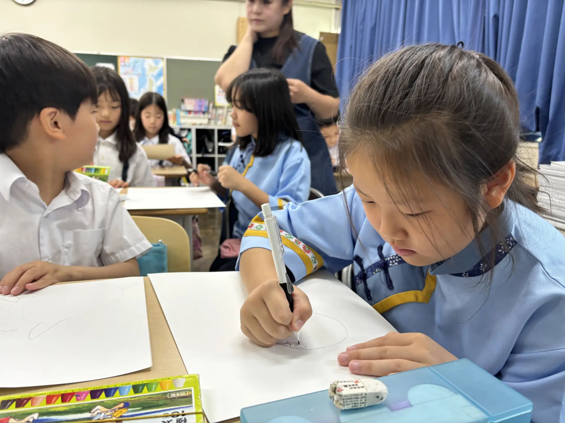 客家合唱團孩子入班上課與中華學校孩子一起學習,彼此還比拼魔術方塊。高市客委會提供