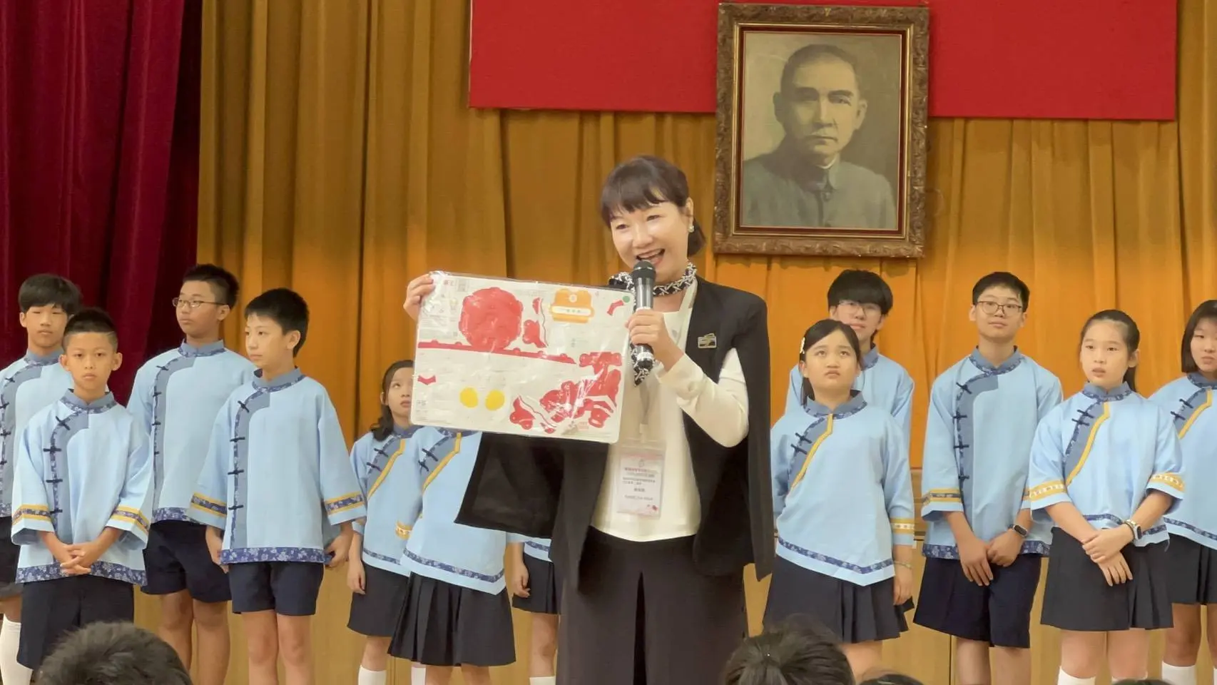 客委會主委楊瑞霞代表高雄市長陳其邁致贈奧特曼超人紙藝花燈及客庄樂富遊日文版給東京中華學校校長。高市客委會提供