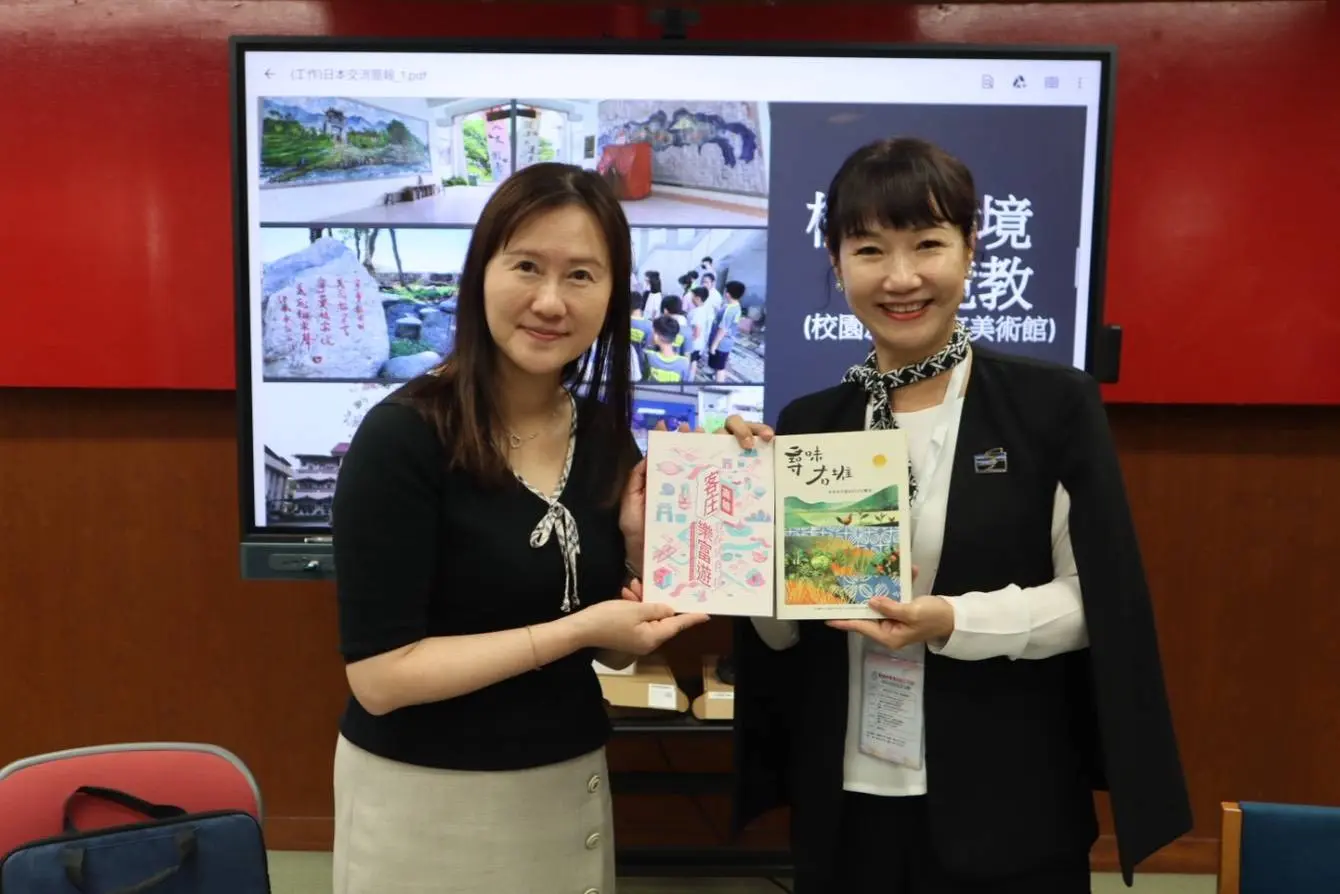 客委會主委楊瑞霞(右)代表高雄市長陳其邁致贈奧特曼超人紙藝花燈及客庄樂富遊日文版給東京中華學校校長。高市客委會提供