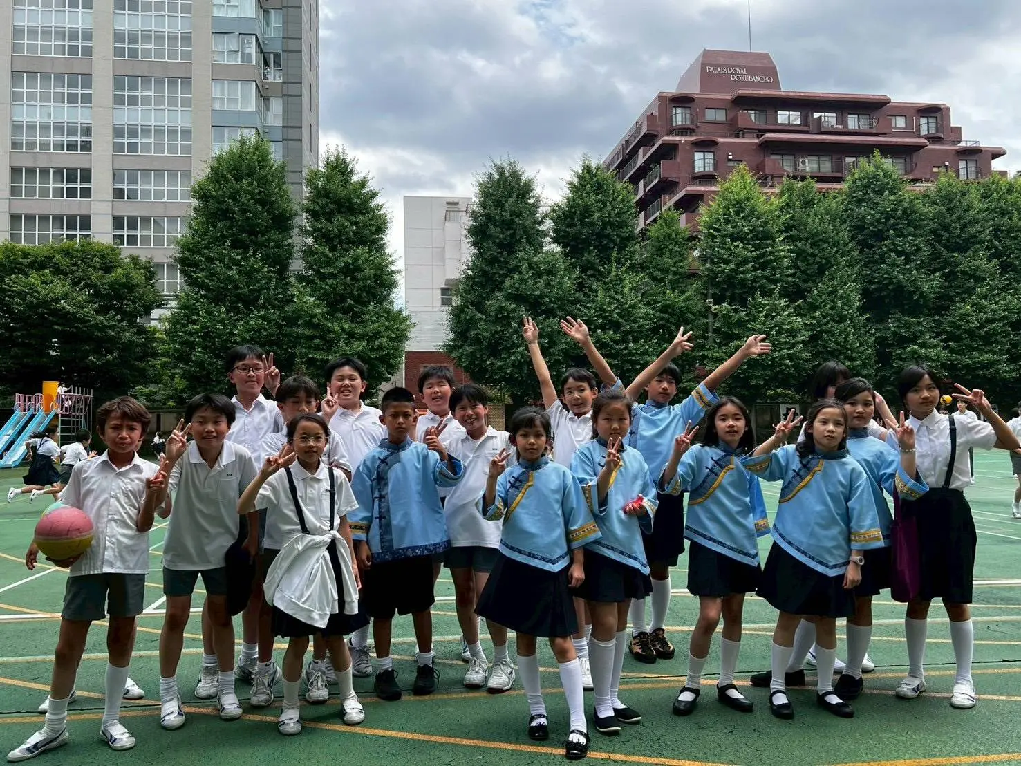 午餐後休息時間,東京中華學校與高雄市客家兒童合唱團的孩子開心的一起玩。高市客委會提供