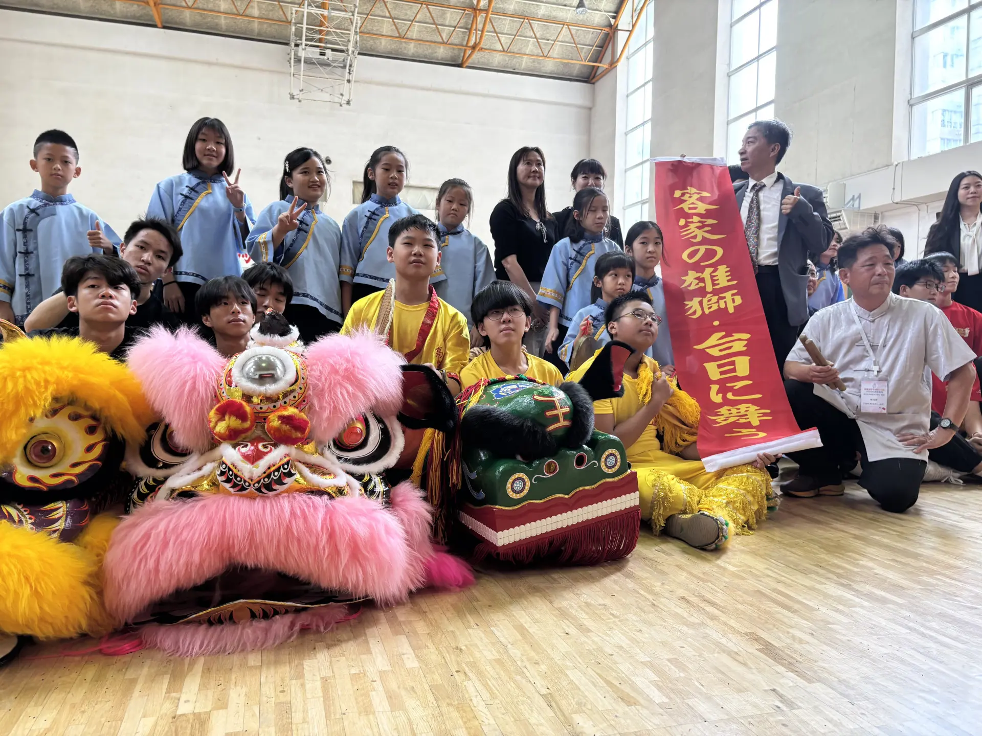 高雄客家兒童合唱團赴日與東京中華學校見習交流,還帶傳統客家方口獅與東京中華學校的東華獅隊同台交流。高市客委會提供