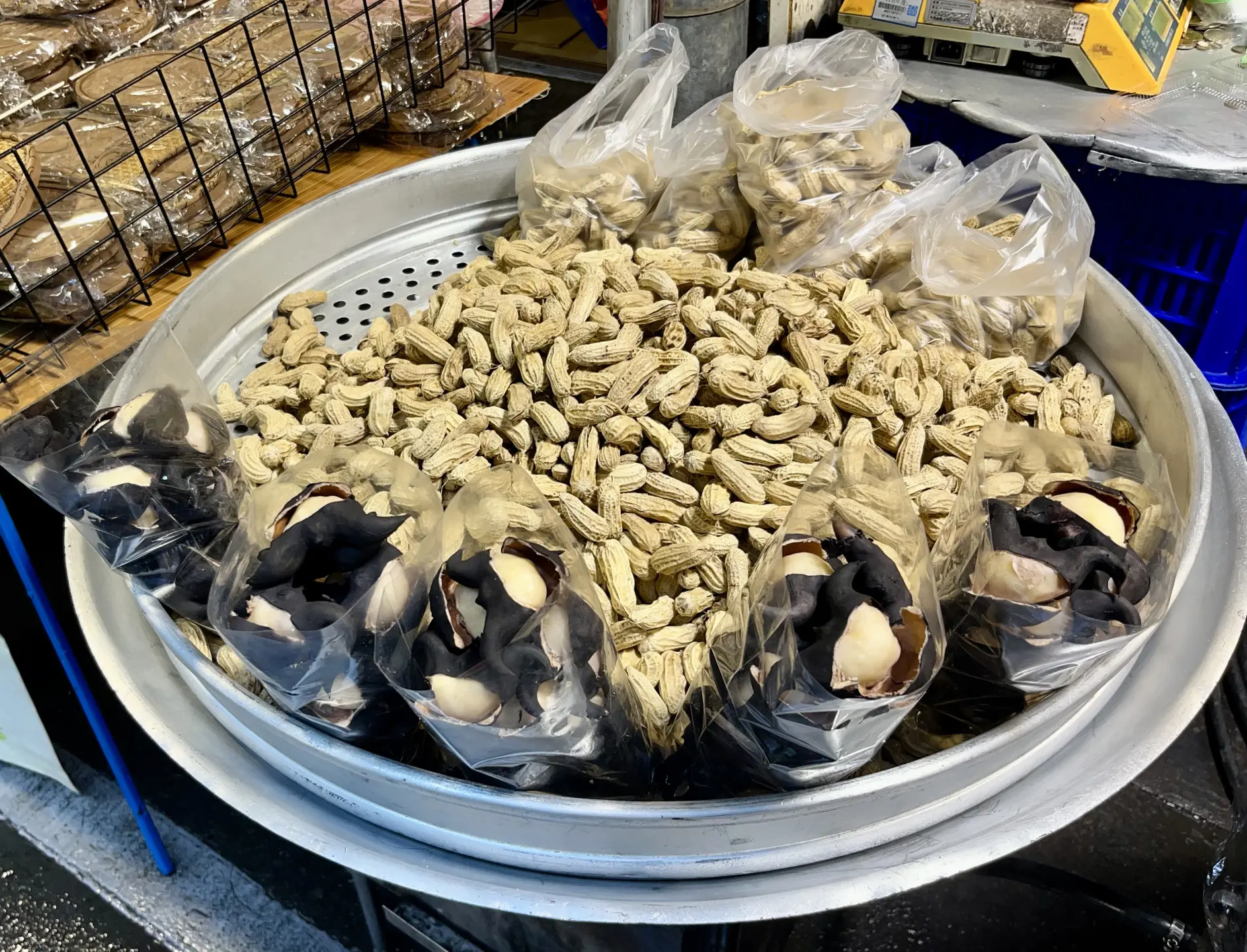 貼心剝好殼的菱角跟帶殼花生，散發著樸實的香氣。徐彩雲攝