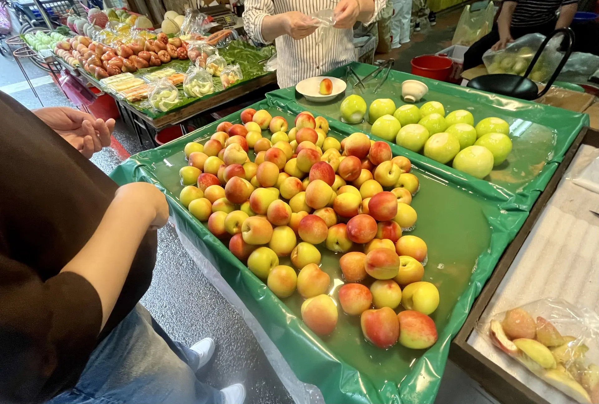 4 月與定居加拿大的高中同學白珊華重訪臺北東門市場，天空飄著熟悉的冬雨。徐彩雲攝