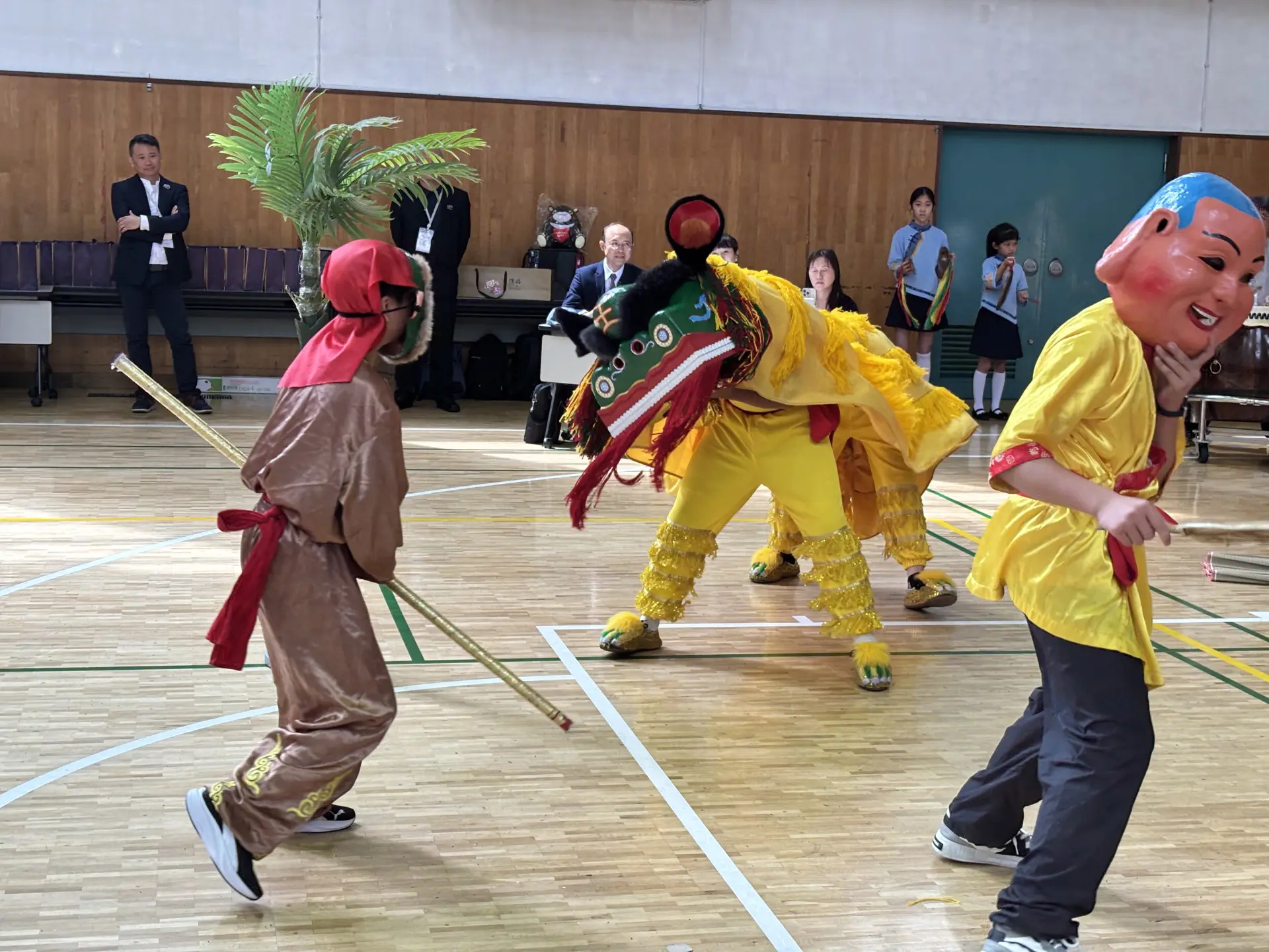 高雄客家兒童合唱團赴日與東京中華學校見習交流,還帶傳統客家方口獅與東京中華學校的東華獅隊同台交流。高市客委會提供