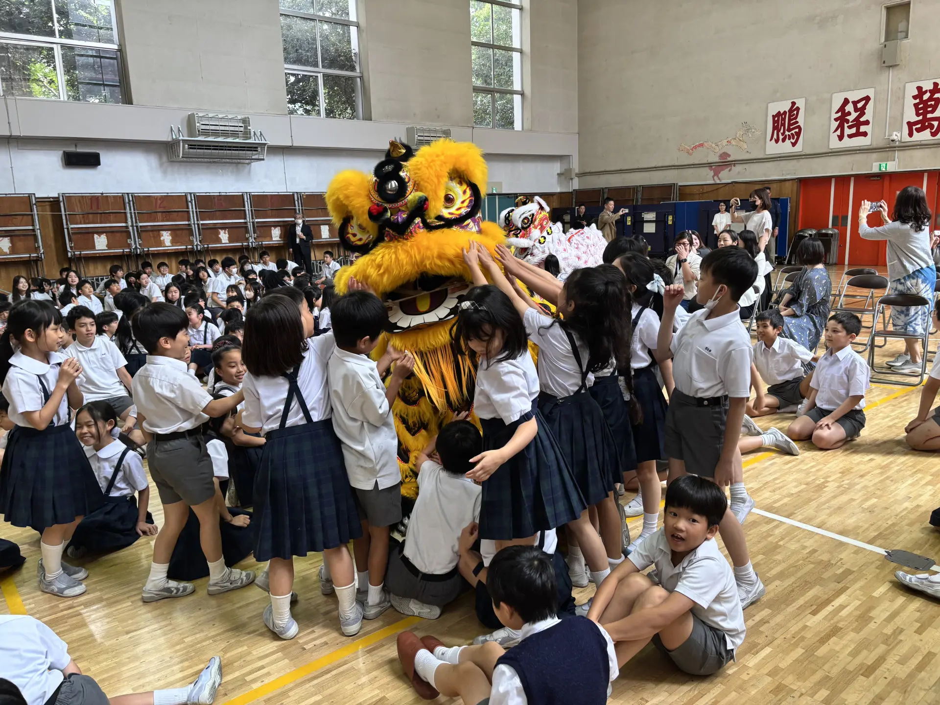 高雄客家兒童合唱團赴日與東京中華學校見習交流,還帶傳統客家方口獅與東京中華學校的東華獅隊同台交流。高市客委會提供