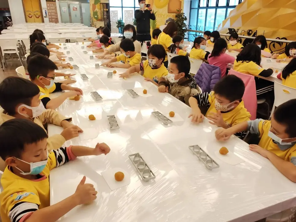 「維格餅家鳳梨酥夢工場」,以台灣代表性伴手禮鳳梨酥為主題,透過互動展示、導覽解說及DIY體驗,帶領民眾認識鳳梨酥的製作過程。截圖自新北市政府