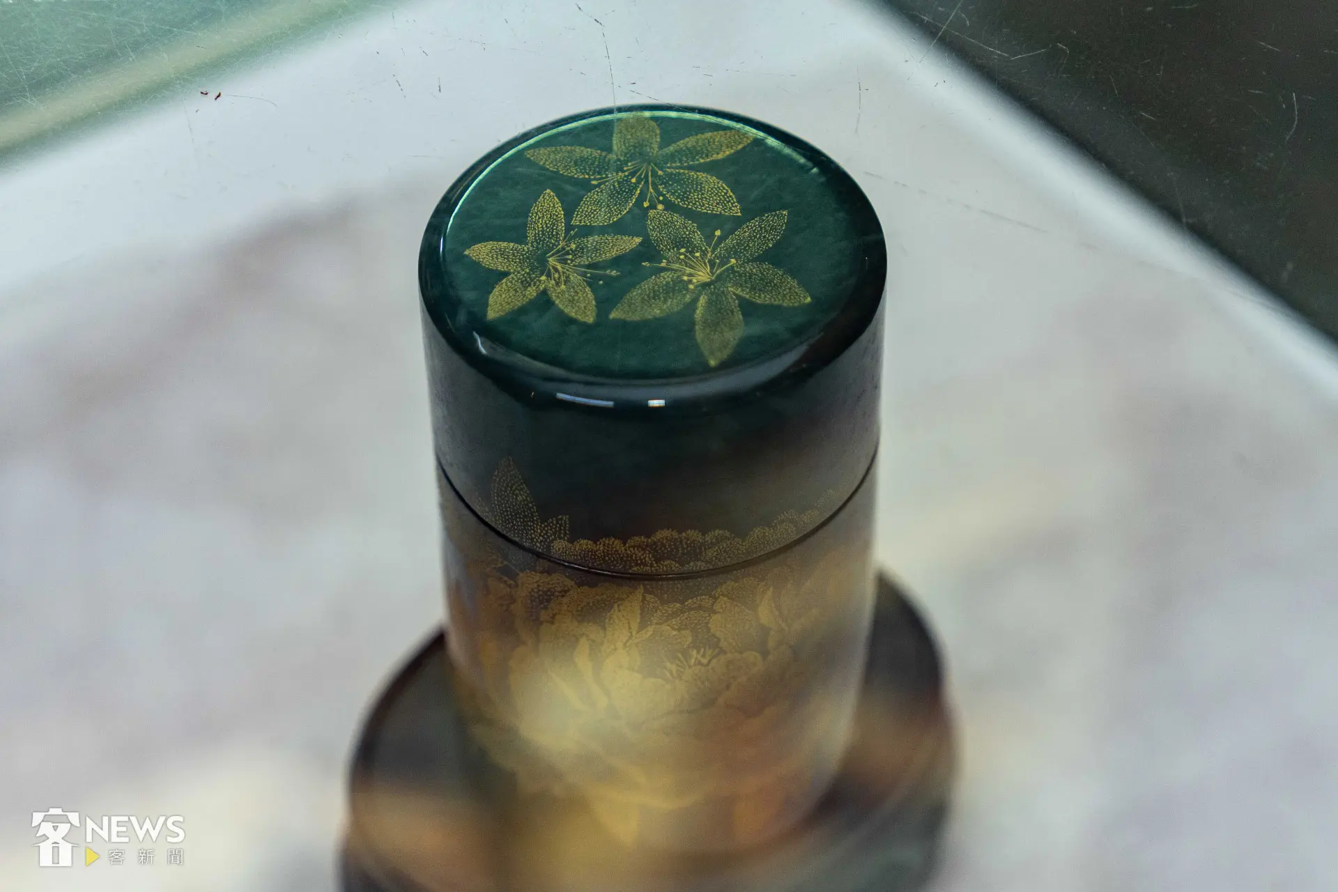 徐仁樑的沈金作品,罐子頂部是桐花圖案。李台源攝